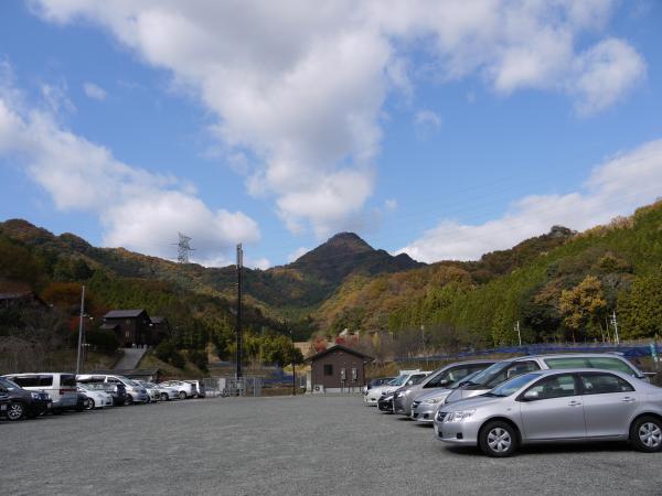 駐車場から明神山がはっきり見える
